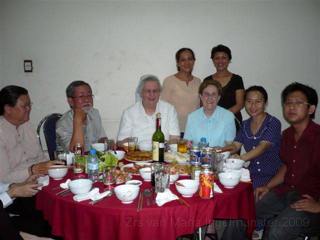 0013 avondmaal  samen met genodigden.JPG